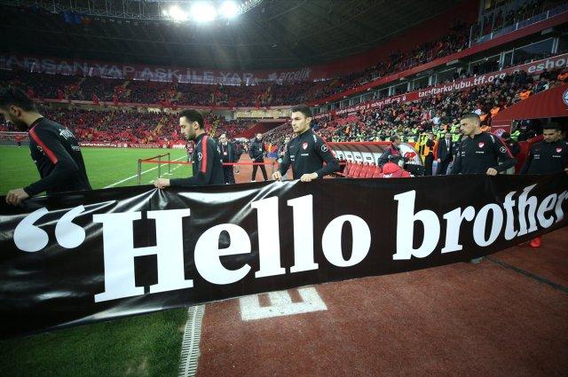 Milli Futbolcular, Sahaya Hello Brother Pankartıyla Çıktı