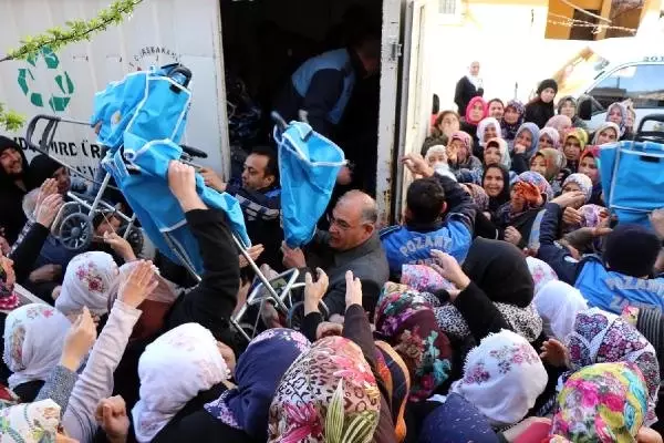 Belediye Başkanı'nın Pazar Arabası Dağıtımı, İzdihama Neden Oldu