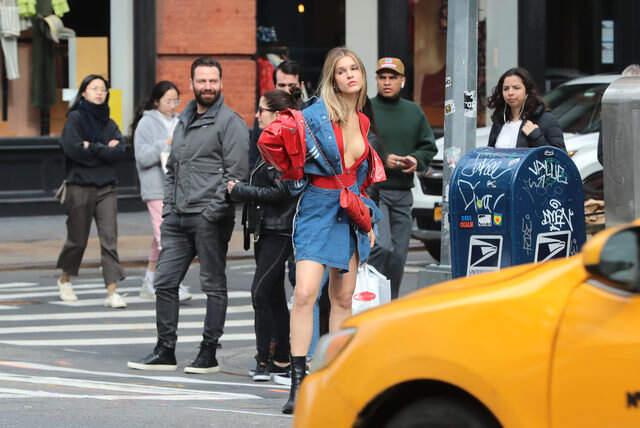 Ünlü Model Joy Corrigan, Cesur Pozlarıyla Trafiği Birbirine Kattı