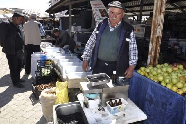 Vatandaşın Gözü Önünde Çörek Otu Yağı Üretip Kilosunu 90 Liraya Satıyor