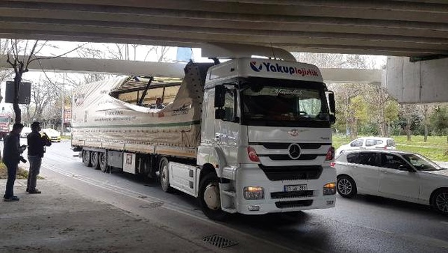 <a class='keyword-sd' href='/istanbul/' title='İstanbul'>İstanbul</a>'da TIR ve Otobüs Üst Geçide Sıkıştı