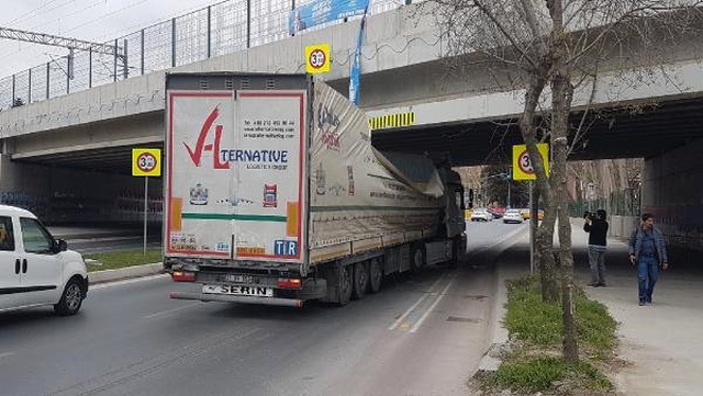 İstanbul'da TIR ve Otobüs Üst Geçide Sıkıştı