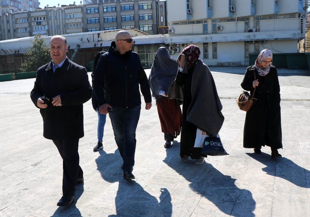 Dilendikleri Parayı Ekmek Arasına Saklayan Dilenciler Pes Dedirtti