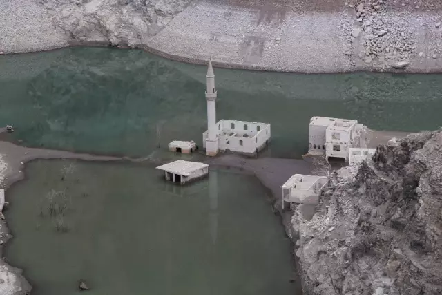 Artvin'de Yağışların Az Olması ile Baraj Suları Çekildi, Asırlık Köy Ortaya Çıktı