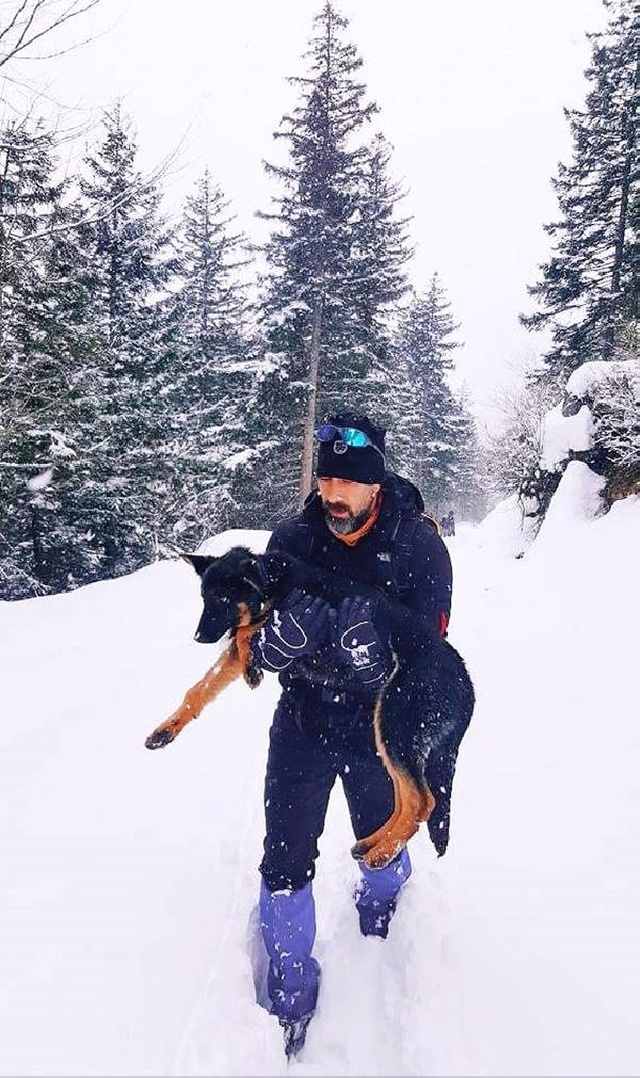 Yardımsever Öğretmen Donmak Üzereyken Bulduğu Köpeği Kilometrelerce Kucağında Taşıdı
