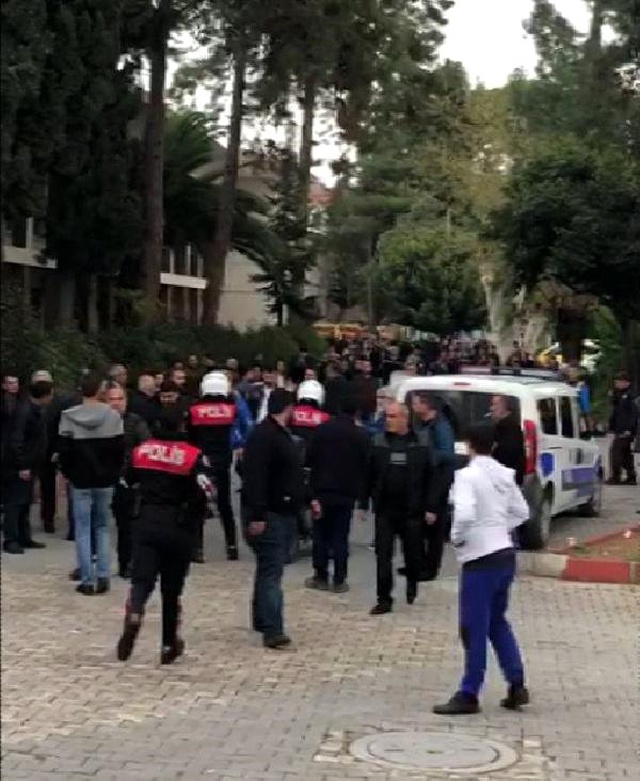 Oy Kullanmaya Giden Vatandaşlar Birbirlerine Girdi