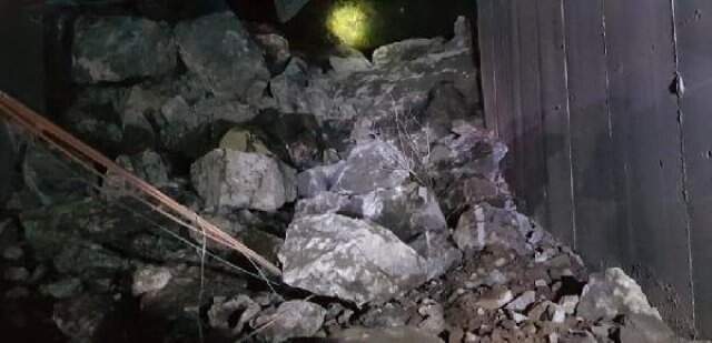 Artvin Hopa'da Sahil Yolu Üzerindeki Tünel Çöktü Artvin Hopa'da Sahil Yolu Üzerindeki Tünel Çöktü! Bölgeye Çok Sayıda Ekip Sevk Edildi
