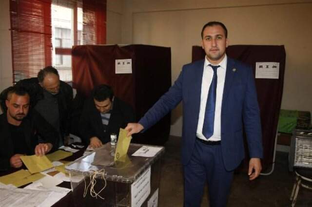 Baba-oğlun Aday Olduğu Mahallede Seçim Heyecanı Baba-Oğlun Aday Olduğu Mahallede Seçim Heyecanı