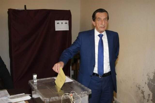 Baba-oğlun Aday Olduğu Mahallede Seçim Heyecanı Baba-Oğlun Aday Olduğu Mahallede Seçim Heyecanı
