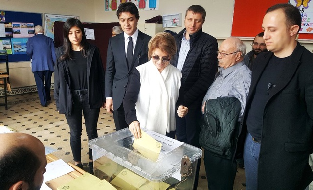 Oy Kullanırken Bekletilen Tansu Çiller ile Sandık Görevlileri Arasında Dikkat Çeken Diyalog