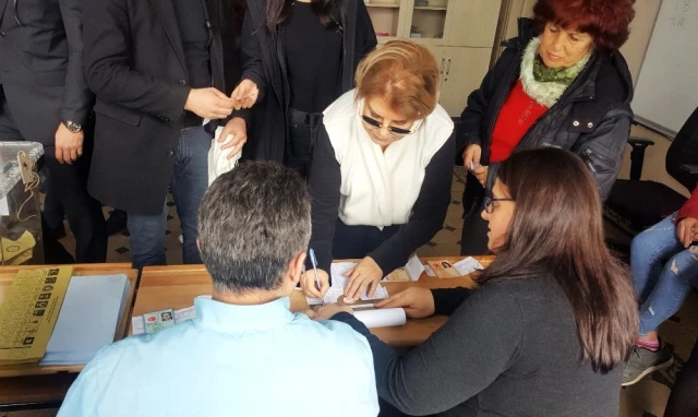 Oy Kullanırken Bekletilen Tansu Çiller ile Sandık Görevlileri Arasında Dikkat Çeken Diyalog