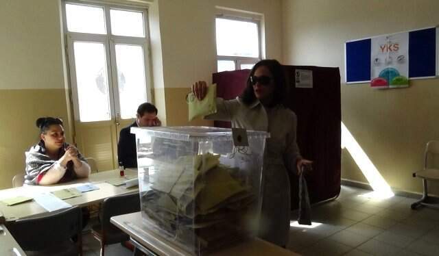 Oy Kullanan Hülya Avşar Mührü Kabinde Unuttu Oy Kullanan Hülya Avşar Mührü Kabinde Unuttu