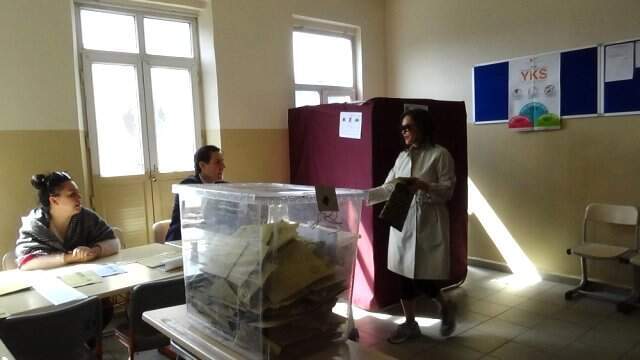 Oy Kullanan Hülya Avşar Mührü Kabinde Unuttu Oy Kullanan Hülya Avşar Mührü Kabinde Unuttu