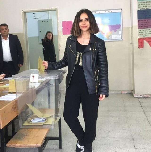 Oy Kullanan İsimlerden İlk Görüntüler Oy Kullanan Ünlü İsimlerden İlk Görüntüler