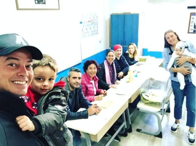 Oy Kullanan İsimlerden İlk Görüntüler Oy Kullanan Ünlü İsimlerden İlk Görüntüler