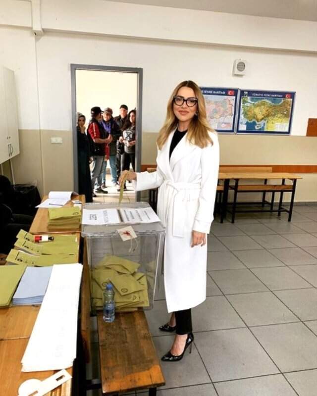 Oy Kullanan Ünlü İsimlerden İlk Görüntüler Oy Kullanan Ünlü İsimlerden İlk Görüntüler
