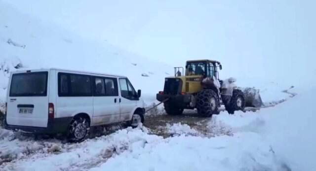 Oy Pusulalarının Bulunduğu Torbaları ve Seçim Görevlilerini Taşıyan Minibüs Karda Mahsur Kaldı Oy Torbaları ve Seçim Görevlilerini Taşıyan Minibüs Karda Mahsur Kaldı