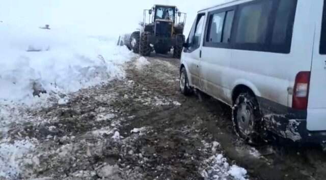 Oy Pusulalarının Bulunduğu Torbaları ve Seçim Görevlilerini Taşıyan Minibüs Karda Mahsur Kaldı Oy Torbaları ve Seçim Görevlilerini Taşıyan Minibüs Karda Mahsur Kaldı