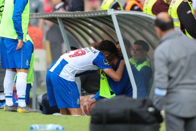 Porto'nun Yıldızı Alex Telles, Penaltı Atarken Sakatlandı!