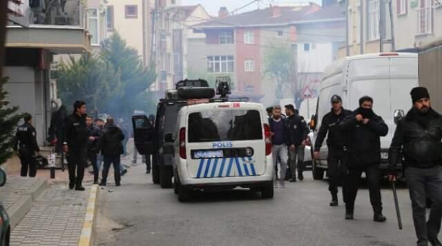 Sancaktepe'de Taşlı Sopalı Kavga! Polis Biber Gazıyla Müdahale Etti