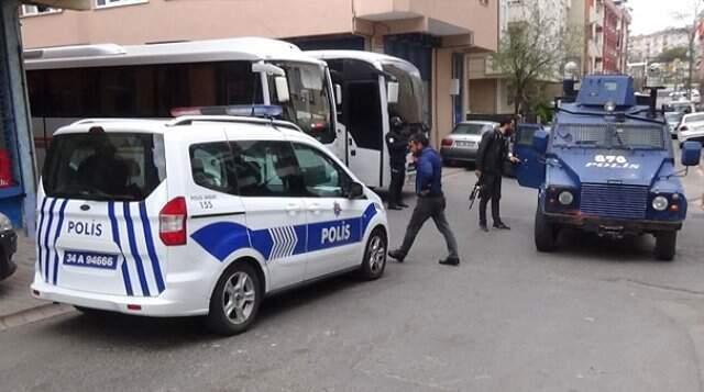 Sancaktepe'de Taşlı Sopalı Kavga! Polis Biber Gazıyla Müdahale Etti