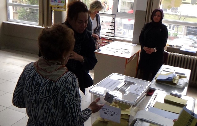 Ünlü Oyuncu Demet Akbağ, Sessiz Sedasız Oyunu Kullandı