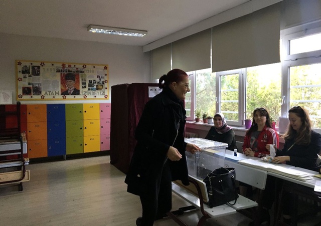 Oy Kullanan Ünlü İsimlerden İlk Görüntüler