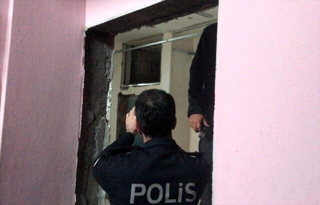 Satın Aldığı Evde İnsana Ait Kafatası ve Kemikler Bulundu İşçiler, 1987 Yılının Gazetesine Sarılmış Kutuda İnsan Kafatası ve Kemikleri Buldu!
