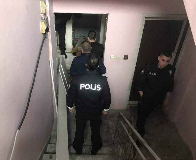 Satın Aldığı Evde İnsana Ait Kafatası ve Kemikler Bulundu İşçiler, 1987 Yılının Gazetesine Sarılmış Kutuda İnsan Kafatası ve Kemikleri Buldu!