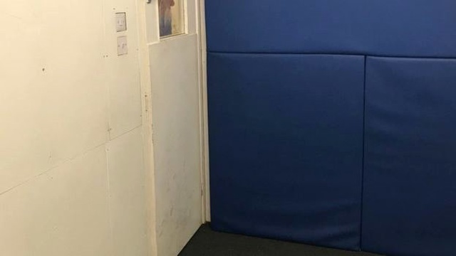 İngiltere'de 2 Ay Tecrit Odasında Tutulan Otizmli Öğrenci İntihar Girişimde Bulundu