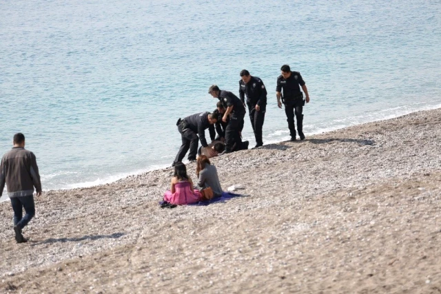 Kıyafetiyle Denize Giren Adam Polisi Alarma Geçirdi