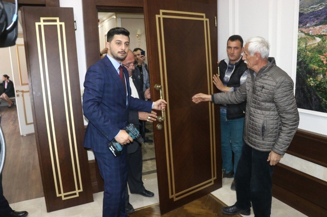 MHP'li Belediye Başkanı Mehmet Sarı, Mazbatasını Alır Almaz Makam Odasının Kapısını Söktürdü