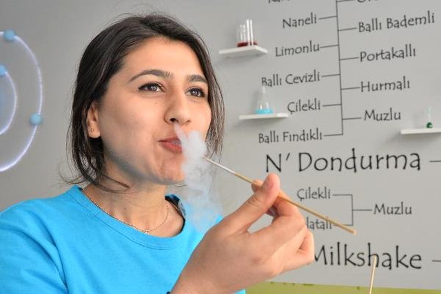 Bu Dondurmayı Yiyenin Ağzından Duman Çıkıyor