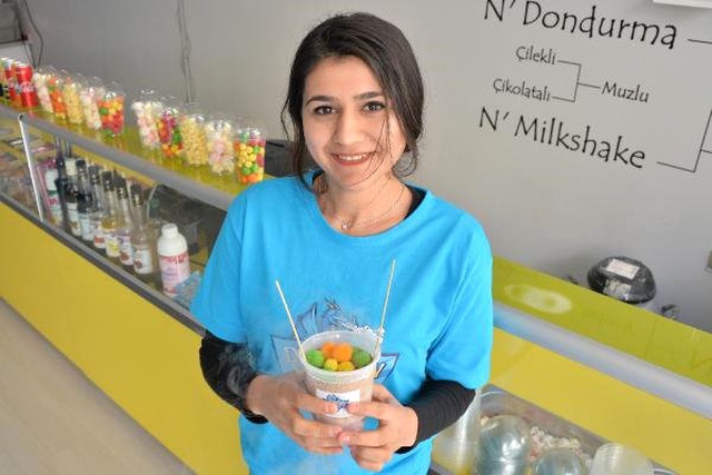 Bu Dondurmayı Yiyenin Ağzından Duman Çıkıyor