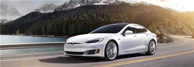 Tesla Model S Sürücüsü, Araç Seyir Halindeyken Arka Koltukta Uyudu (Video)