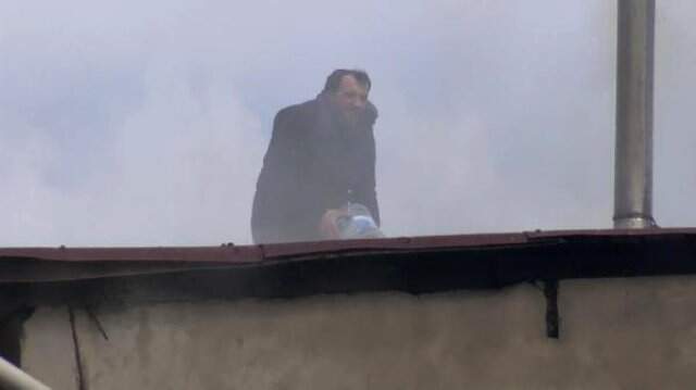 Yanan Çatıya Damacana ile Müdahale Etmeye Çalıştı