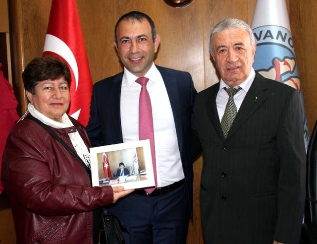 23 Nisan'da Poz Verdiği Koltuğa, 32 Yıl Sonra Başkan Seçilerek Oturdu