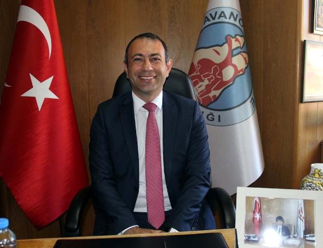 23 Nisan'da Poz Verdiği Koltuğa, 32 Yıl Sonra Başkan Seçilerek Oturdu