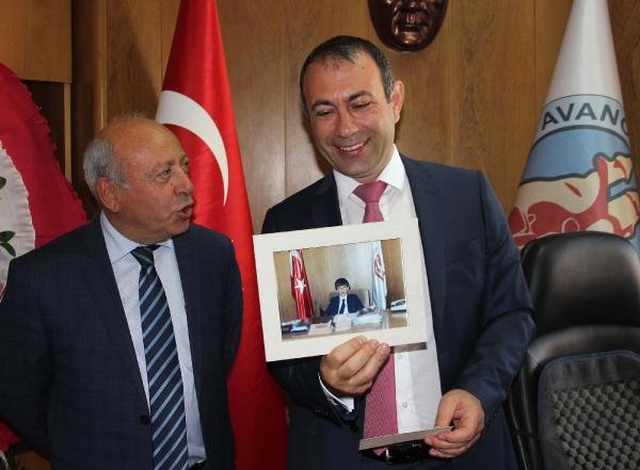 23 Nisan'da Poz Verdiği Koltuğa, 32 Yıl Sonra Başkan Seçilerek Oturdu