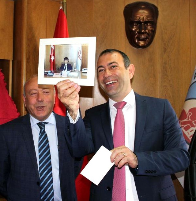 23 Nisan'da Poz Verdiği Koltuğa, 32 Yıl Sonra Başkan Seçilerek Oturdu