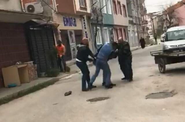 Tüfeğiyle Dükkan Basan Saldırgana, Sokak Ortasında Öldüresiye Dayak Kamerada!
