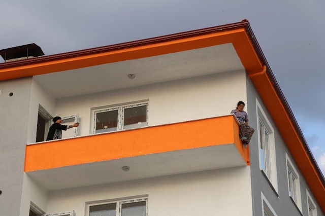 Miras Yüzünden Balkonda İntihara Kalkışan Kadını Kocasının Müdahalesi Kurtardı