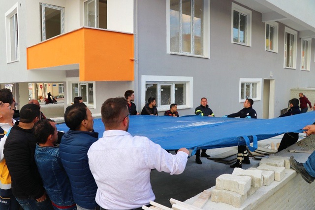 Miras Yüzünden Balkonda İntihara Kalkışan Kadını Kocasının Müdahalesi Kurtardı