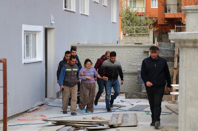 Miras Yüzünden Balkonda İntihara Kalkışan Kadını Kocasının Müdahalesi Kurtardı