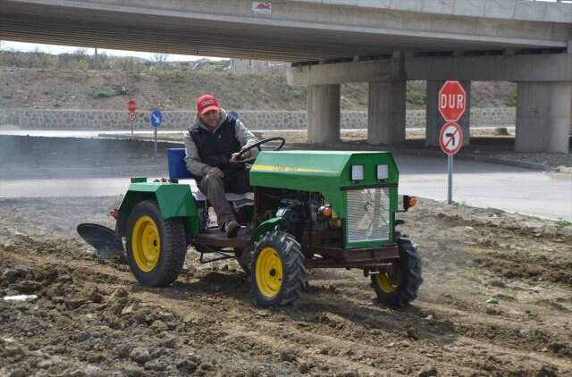 Tekirdağlı Çiftçi, Parası Yetmeyince 5 Bin Liraya Kendi Traktörünü Yaptı Tekirdağlı Çiftçi, Parası Yetmeyince 5 Bin Liraya Kendi Traktörünü Yaptı