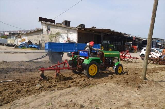 Tekirdağlı Çiftçi, Parası Yetmeyince 5 Bin Liraya Kendi Traktörünü Yaptı Tekirdağlı Çiftçi, Parası Yetmeyince 5 Bin Liraya Kendi Traktörünü Yaptı