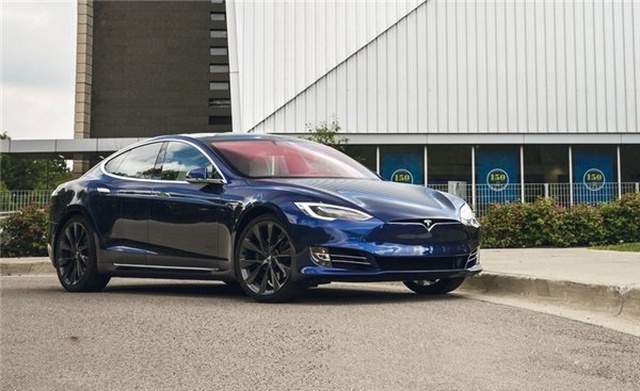 Tesla'nın Otopilot Modu, Artık Sürücü Müdahalesi Olmadan Şerit Değiştirebilecek