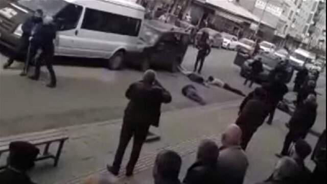 Aracın Önünü Kesip, İçindeki 4 Kişiyi Sopalarla Dövdüler Köyde Çıkan Seçim Kavgası Kente Taşındı! 4 Kişiyi Sopalarla Dövdüler