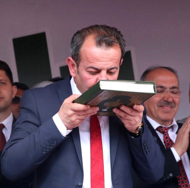 Bolu'da CHP'li Tanju Özcan, Kuran'a El Basarak Göreve Başladı