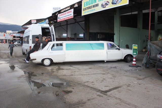 Düğünü İçin 1978 Model Otomobili Limuzine Dönüştürdü